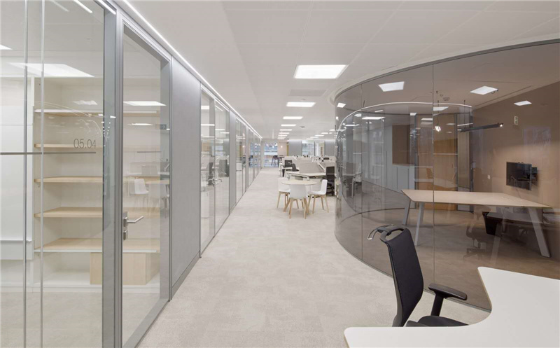 極簡(jiǎn)風(fēng)格辦公室設(shè)計(jì)，把純凈體現(xiàn)到較高程度！